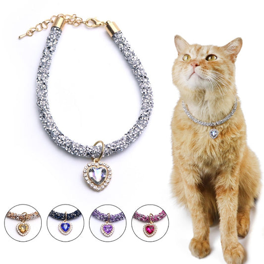 Collier de chat en cristal avec pendentif en forme de cœur et strass réfléchissants